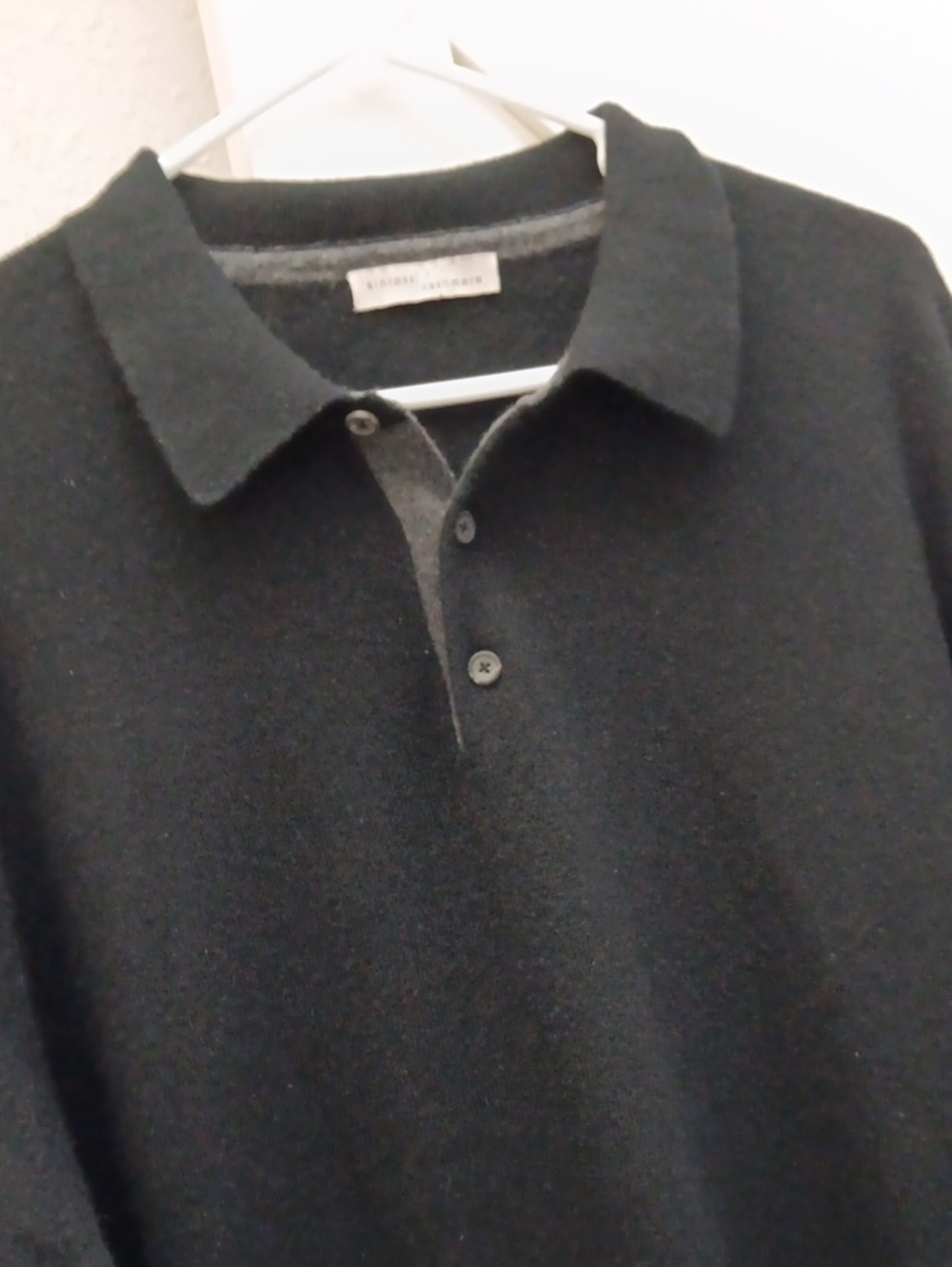 KINROSS CASHMERE 3 BUTTON SWEATER..